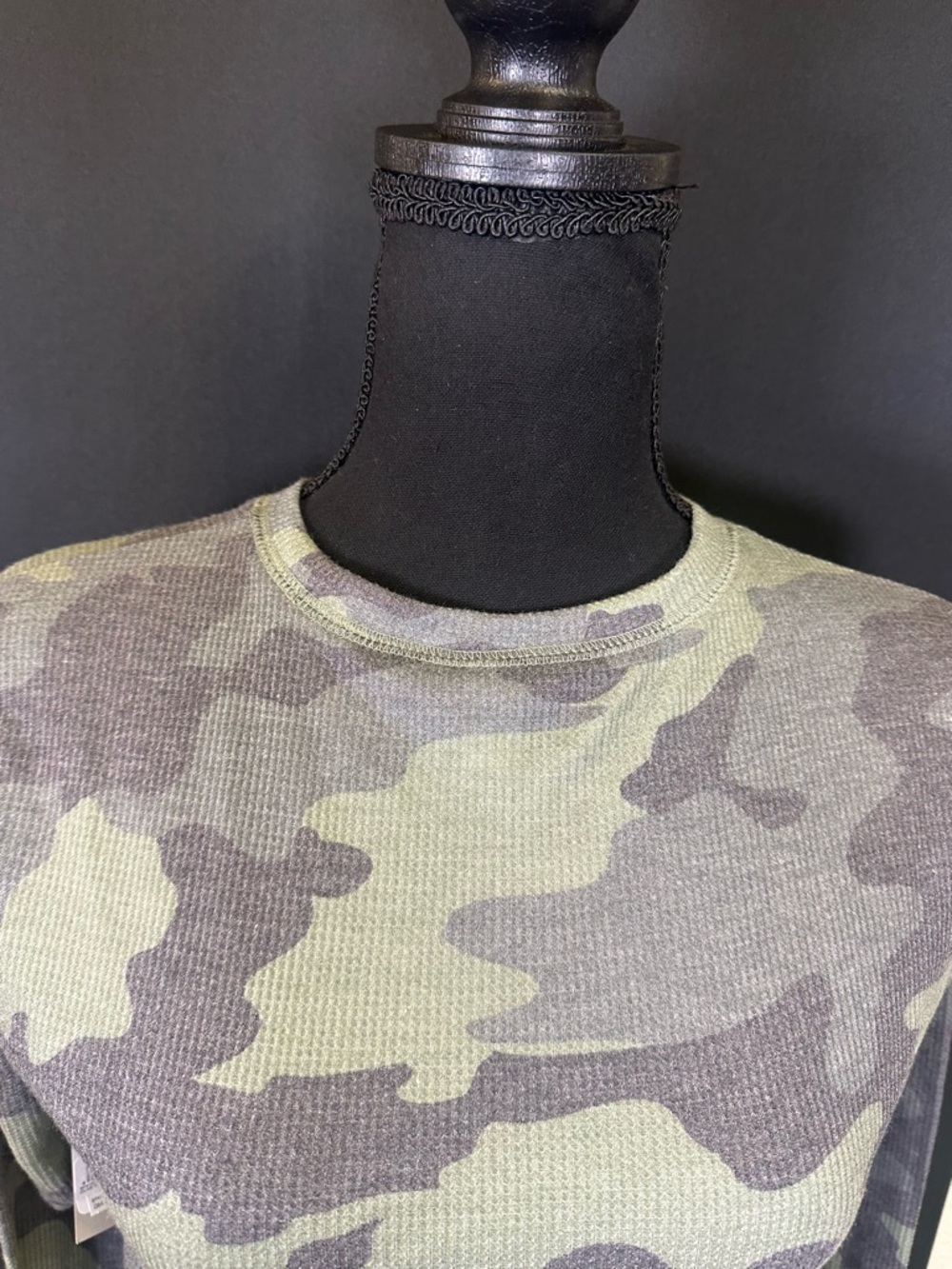 #186- NEW bp Olive and Gray Camo Long-Sleeve Crewneck Top - Picture 5 of 11